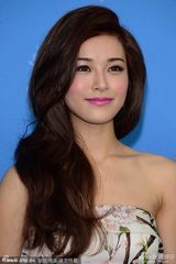 组图：文咏珊山水图案抹胸连身裙亮相柏林