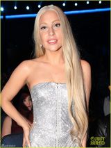 组图：GAGA表演联手黑人男星大玩电话性骚扰