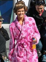 组图：妮娜-阿格达睡衣出街 当众撩衣露臀提裤