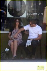 组图：巴里摩尔挺大肚与丈夫共进午餐