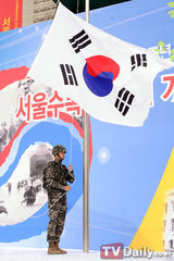 组图：韩星玄彬亮相部队活动 帅气未减眼神坚毅