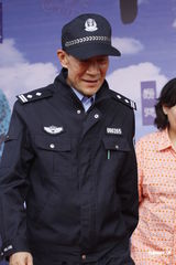 组图：李雪健敬业不惧炎热  民警制服不离身