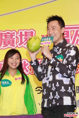 组图：《男人如衣服》迎中秋 林峰与熊黛林比高