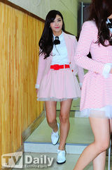 组图：韩团A pink粉色校服装亮相清新俏美