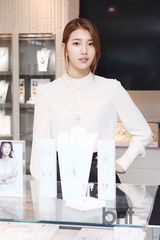 组图：missA秀智出席活动 白衣黑裙甜美可人