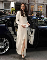 高清图：英国王妃凯特白色高开衩长裙端庄迷人