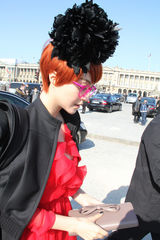 组图：范冰冰现身巴黎时装周 变身火红美少女