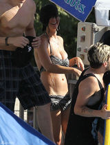 组图：凯蒂-佩里戏水泳裤不慎滑落露丰臀