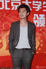 组图：陈柏霖亮相大影节 造型成熟显沧桑
