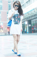 组图：贾青街拍骷髅头图案上衣搭潮包