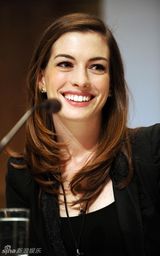 安妮-海瑟薇和丹泽尔-华盛顿主持诺贝尔奖音乐会