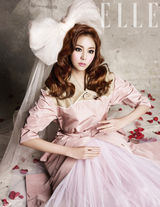 组图：韩星Uee最新时尚写真 变身粉嫩芭比娃娃