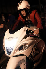 组图：秦岚《爱璀璨》造型曝光 红衣车手酷劲十足