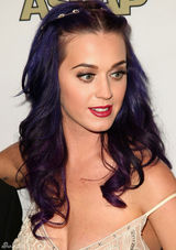 组图：凯蒂佩里蕾丝晚装似女神 肩带下滑秀乳沟