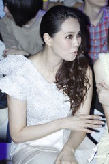 组图：伊能静鬼魅迷人look看秀 见牙不见眼聊得欢