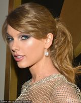 组图：泰勒-斯威夫特透视抹胸裙靓丽十足