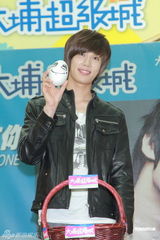 组图：朴政珉举办香港签名会 遭粉丝写错名字