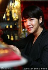 组图：韩星张根硕帅气拍写真 虎纹裤子霸气外露