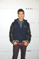 组图：李治廷休闲赴时尚派对 偷师制作涂鸦衬衫