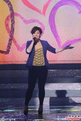 组图：群星为慈善筹款 应届港姐卖力演出吊威亚