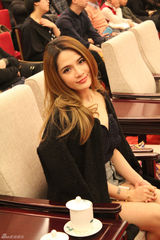 组图：《80后》富二代变创二代 艾菲献唱