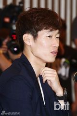 组图：韩球星朴智星公开恋情 爱上美女主播