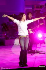 组图：万芳办演唱会庆出道20年 众好友站台助阵