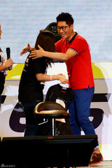 组图：《跑男》香港会粉丝献唱《当年情》