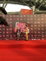 组图：黄绮珊深V亮片长裙 将致敬欧美四大天后