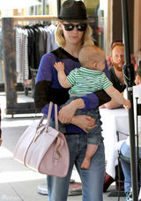 高清图：辣妈詹纽瑞-琼斯街拍 透视上衣搭潮包