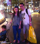 组图：张柏芝携Lucas游玩 被粉丝求合影