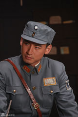 组图：《借问英雄何处》钱泳辰军装照英气威武