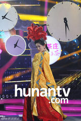 组图：谢娜大咖秀扮女儿国国王与维嘉演狗血戏