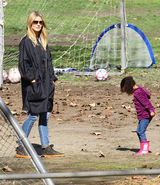 组图：海蒂-克鲁姆宽松外套陪女儿玩耍显母爱