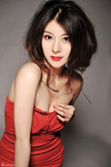 组图：王紫曝光性感写真 红色长裙凸显火辣身材