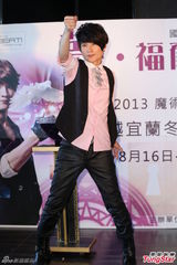 组图：李佳峰大展魔术秀 瞬间移动穿越冬山河