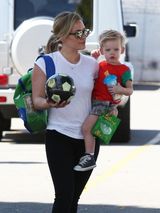 组图：希拉里-达芙陪子游玩 笑容绽放舐犊情深