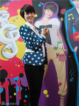 组图：郁可唯粉色小礼服亮相 全金榜获颁多项奖