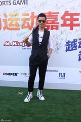 组图：时尚妆点明星运动会 名人变身运动达人