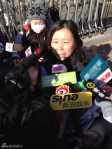 组图：妇女自称被告律师曝光证据哭诉被逼供