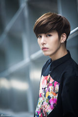 高清组图：独家对话韩国摇滚花美男鲁敏宇