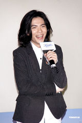 高清图：萧敬腾代言“浮萍儿” 鼓励弱势家庭小朋友