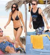 组图:51岁黛米-摩尔新欢曝光 亲密咬耳激情难挡