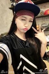 组图：孙敬媛中秋密游香港 鸭舌休闲装嘟嘴卖萌