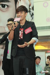 组图：罗志祥签唱会歌迷热情 现场玩自拍抱抱