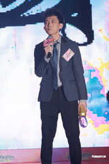 高清组图：林宥嘉复古西装登场 做鬼脸惨被拍