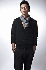 组图：赵正阳时尚造型尽显雅痞风尚