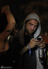 组图：暮光情侣音乐节甜蜜咬耳朵 帕丁森大笑