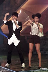 组图：陈伟霆帅气录制《劲歌金曲》钟嘉欣笑容甜美