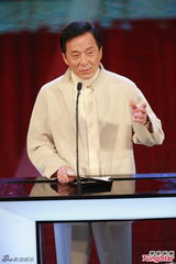 组图：成龙为最佳两岸华语电影颁奖 表情夸张